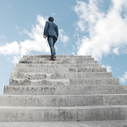 hombre-subiendo-por-escaleras-al-cielo.jpg